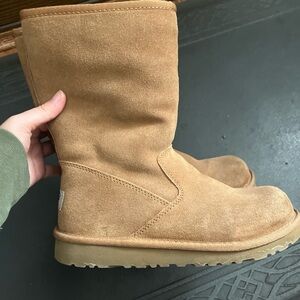 Kids Chestnut Uggs in 4Y/6W